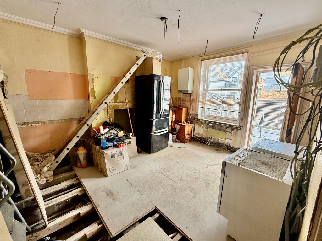 Lot: 40 - THREE-BEDROOM MAISONETTE FOR COMPLETE REFURBISHMENT - Former kitchen